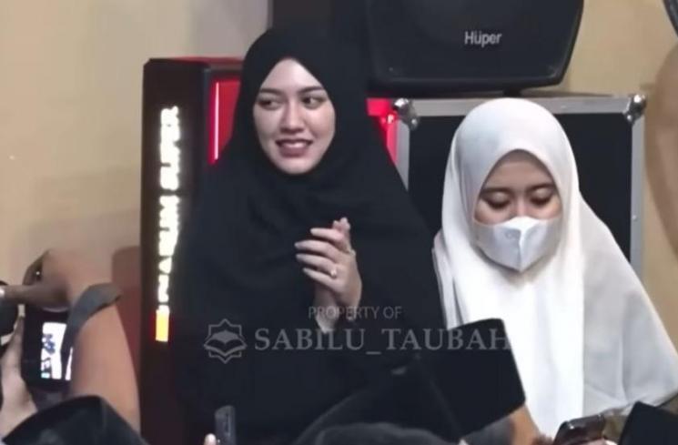 Happy Asmara terekam mengaji dan bershalawat. (YouTube Nafa Adrian, Sabilu Taubah)