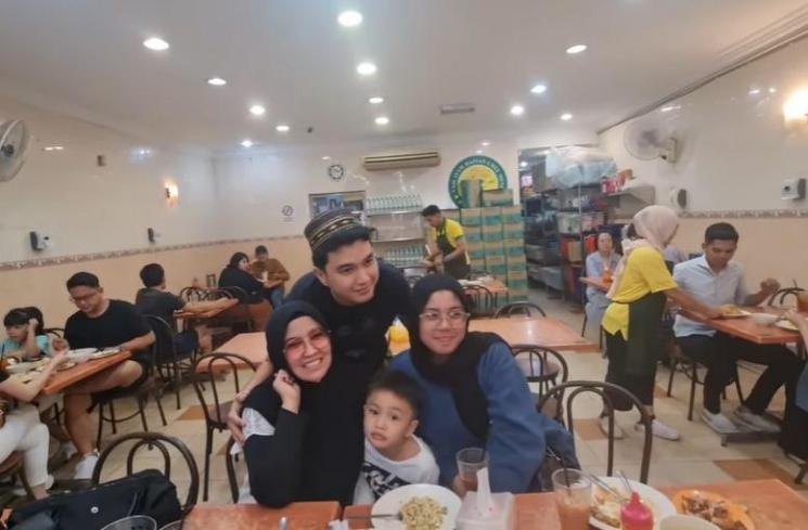 Potret Aldi Taher ngamen di jalanan Malaysia. (Instagram/alditaher.official)