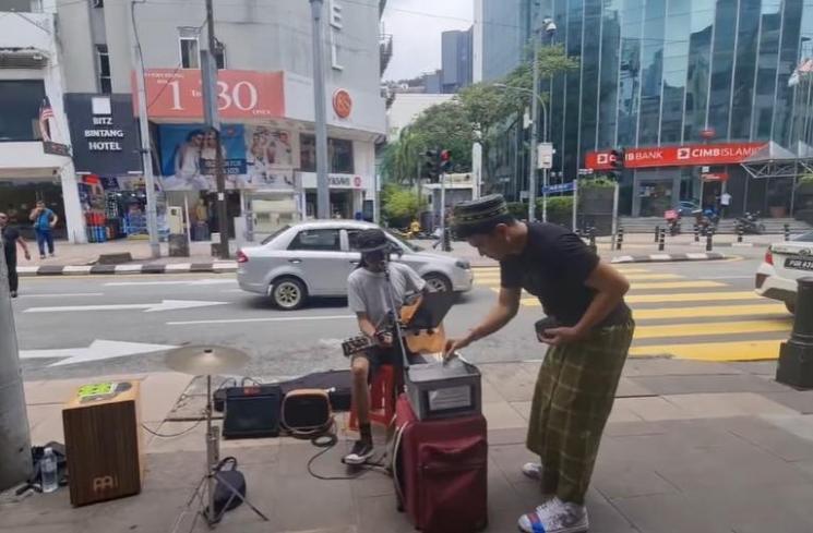Potret Aldi Taher ngamen di jalanan Malaysia. (Instagram/alditaher.official)