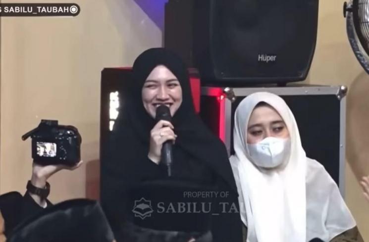 Happy Asmara terekam mengaji dan bershalawat. (YouTube Nafa Adrian, Sabilu Taubah)