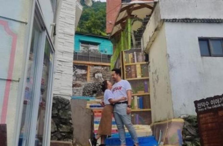 Potret Kiky Saputri dan Suami di Busan. (Instagram/kikysaputrii)