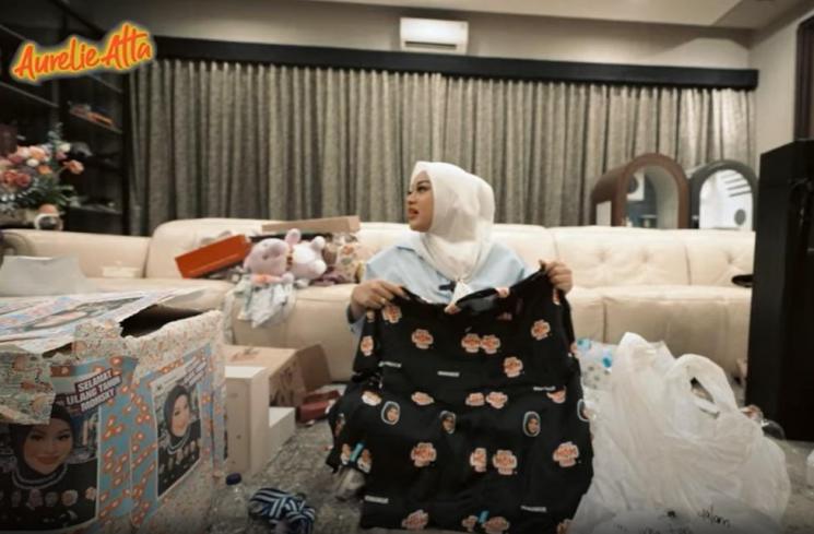 Momen Aurel Hermansyah buka kado ultah. (YouTube/Aurelie Atta)