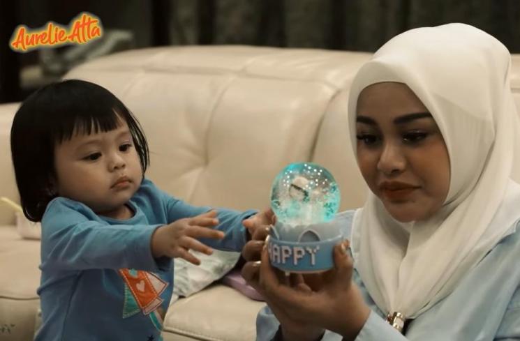 Momen Aurel Hermansyah buka kado ultah. (YouTube/Aurelie Atta)