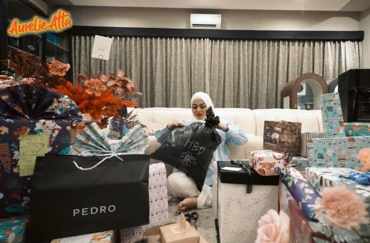 Momen Aurel Hermansyah buka kado ultah. (YouTube/Aurelie Atta)