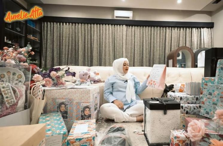 Momen Aurel Hermansyah buka kado ultah. (YouTube/Aurelie Atta)