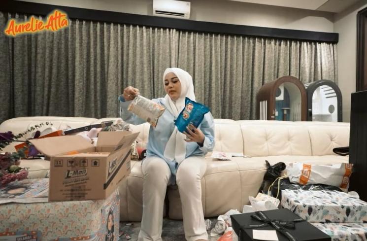Momen Aurel Hermansyah buka kado ultah. (YouTube/Aurelie Atta)