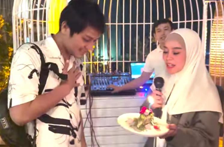 Potret Ulang Tahun ke-28 Rizky Billar (YouTube/Leslar Entertainment)