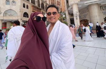 Zaskia Adya Mecca Pakai Kacamata Harga Rp 100 Ribuan saat Haji, Auto Disanjung: Artis Nggak Gila Brand