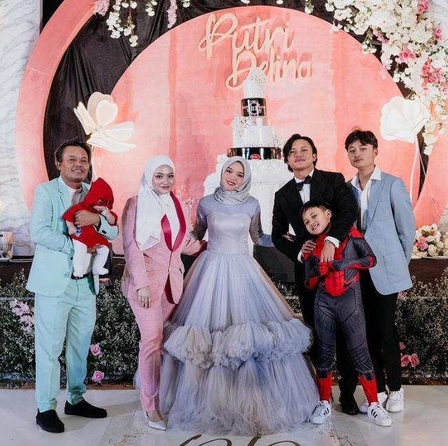 Fakta Hubungan Putri Delina dan Nathalie Holscher. (Instagram/putridelinaa)