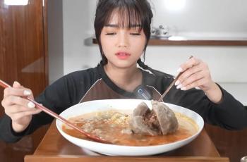 7 Artis Hobi Bikin Konten Makan, Bikin yang Nonton Ikutan Lapar