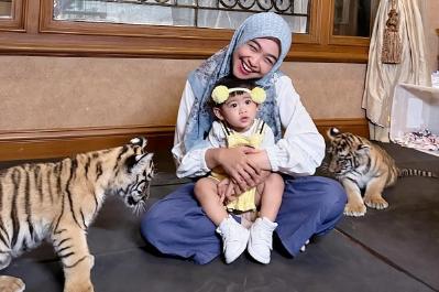 Moana bermain dengan Harimau (instagram)