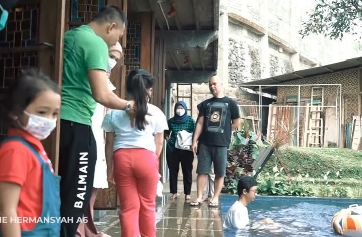 Potret Vila Mewah Ahmad Dhani di Puncak (YouTube/The Hermansyah A6)