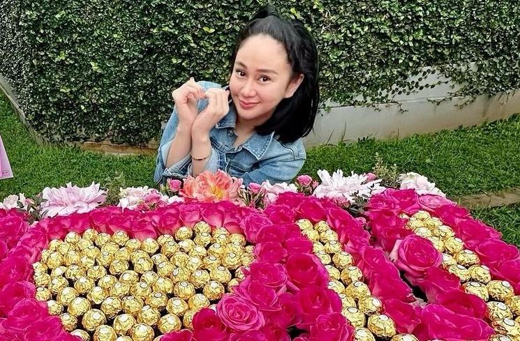 Artis Berseteru dengan Dewi Perssik (Instagram/@denisechariesta91)