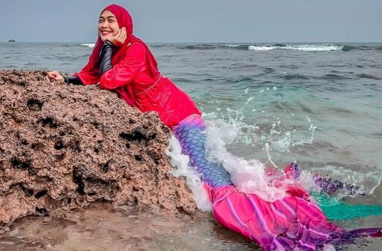 Gaya Artis Berhijab saat Olahraga (instagram/@riaricis1795)