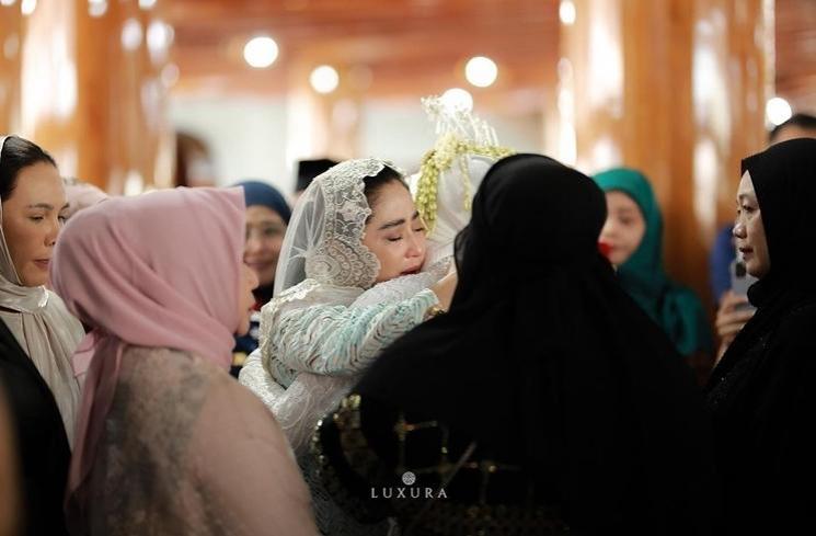 Potret Dewi Perssik di Nikahan Rosa Meldianti (instagram/dewiperssik9)