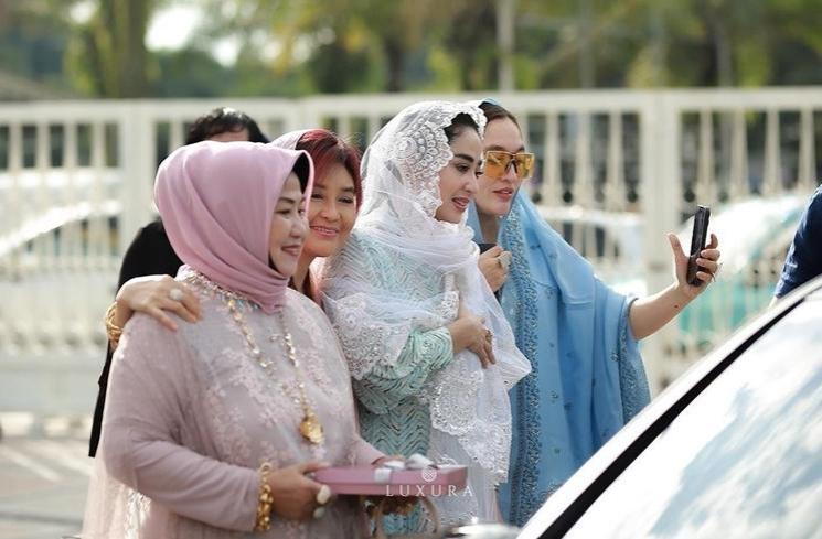 Potret Dewi Perssik di Nikahan Rosa Meldianti (instagram/dewiperssik9)