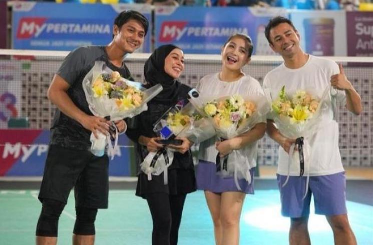 Momen Lesti Kejora dan Rizky Billar Tanding Badminton.  (Instagram/rizkybillar)