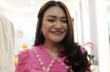 8 Potret Nathalie Holshcer Buka Salon, Bikin Syok Pakai Mini Dress