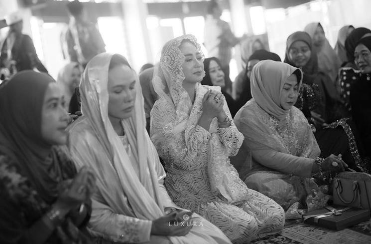Potret Dewi Perssik di Nikahan Rosa Meldianti (instagram/dewiperssik9)