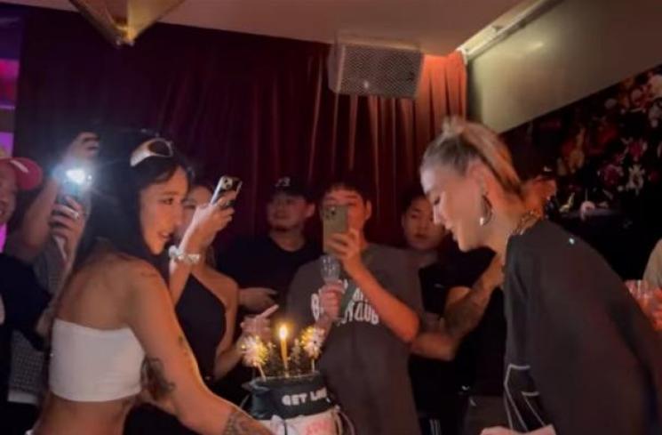 Potret Agnez Mo dapat kejutan ultah di Korea. (Instagram/agnezmo)