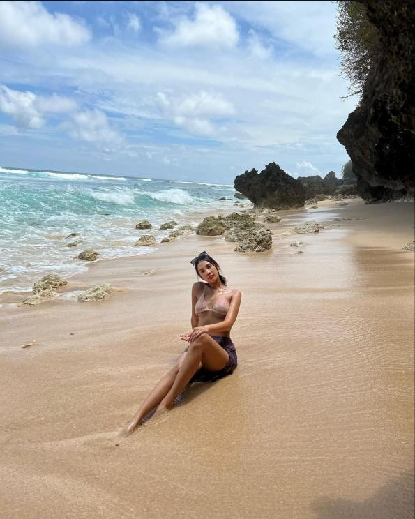 Potret Seksi Artis Pakai Swimsuit(Instagram/@anyageraldine) 