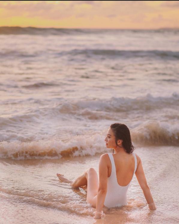 Potret Seksi Artis Pakai Swimsuit(Instagram/@ralineshah) 