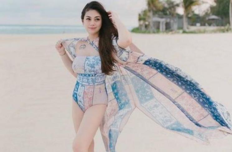 Celine Evangelista pakai swimsuit. (Instagram)
