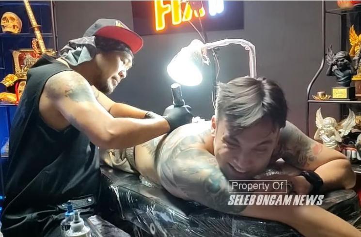 Rendy Kjaernett hapus tato (youtube)