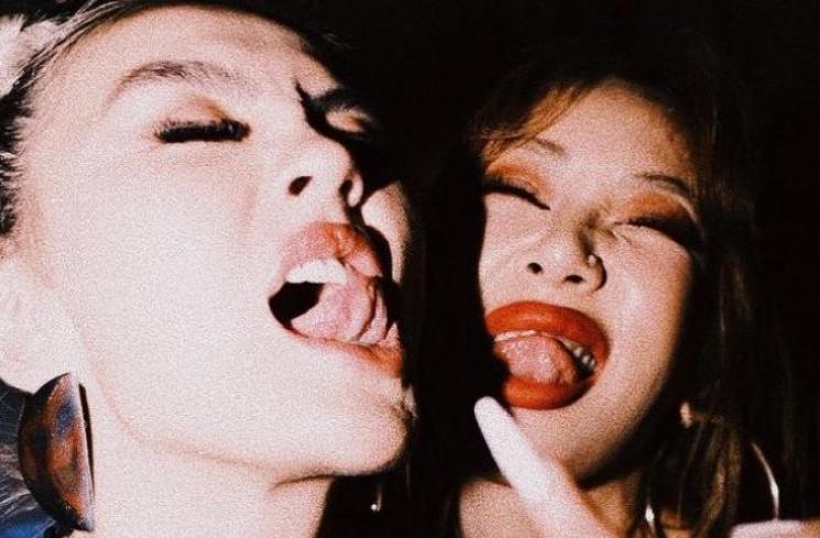 Potret Agnez Mo dapat kejutan ultah di Korea. (Instagram/agnezmo)