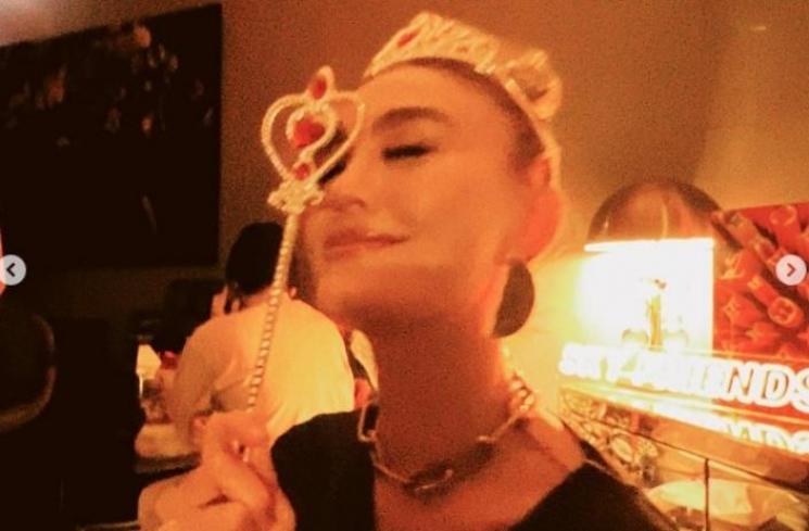 Potret Agnez Mo dapat kejutan ultah di Korea. (Instagram/agnezmo)