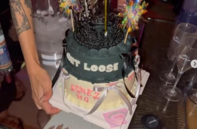 Potret Agnez Mo dapat kejutan ultah di Korea. (Instagram/agnezmo)
