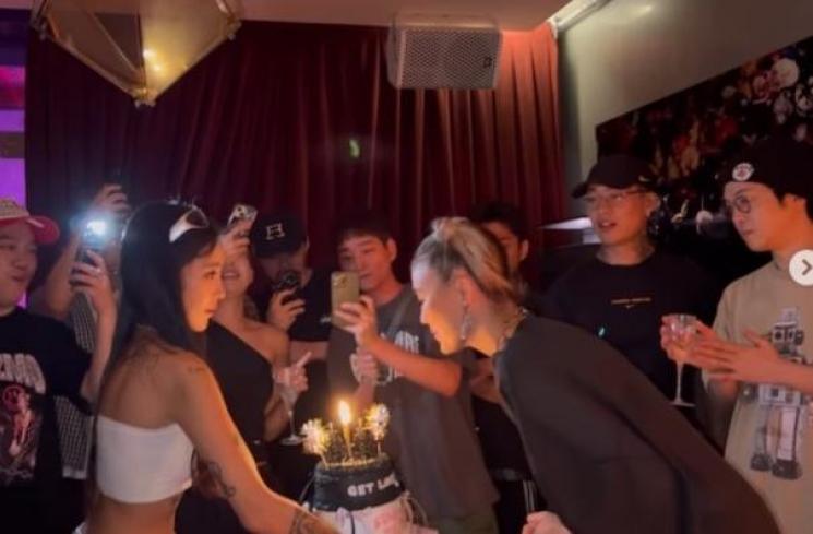 Potret Agnez Mo dapat kejutan ultah di Korea. (Instagram/agnezmo)