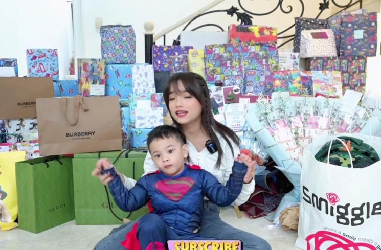 Momen Gala Sky Buka Kado(YouTube/Fuji an)