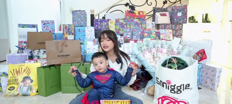 Momen Gala Sky Buka Kado(YouTube/Fuji an)