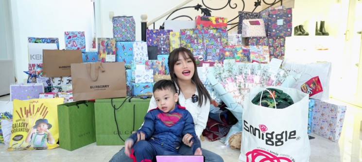 Momen Gala Sky Buka Kado(YouTube/Fuji an)