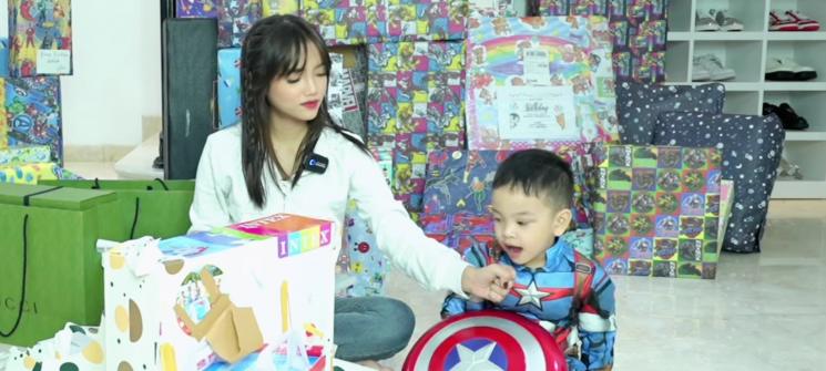 Momen Gala Sky Buka Kado(YouTube/Fuji an)
