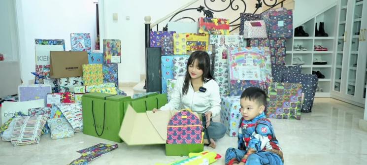 Momen Gala Sky Buka Kado(YouTube/Fuji an)