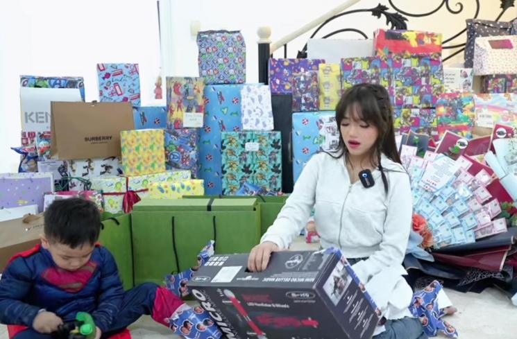 Momen Gala Sky Buka Kado(YouTube/Fuji an)