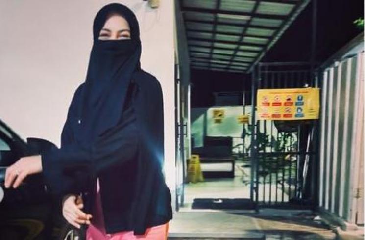 Potret Ratu Rizky Nabila Pakai cadar. (Instagram/raturn)