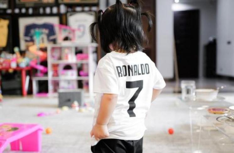 Baby Ameena Pakai Kaos Ronaldo (Instagram)