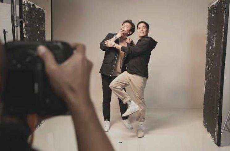 Potret Vincent dan Desta Jadi Cover Majalah. (herworld.co.id)