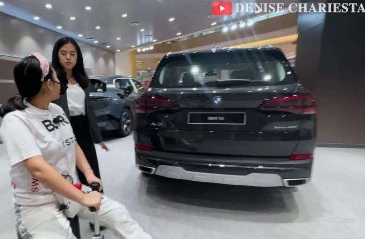Denise Chariesta pengen beli mobil BMW X5 tapi nggak punya duit. (YouTube/ Denise Chariesta)