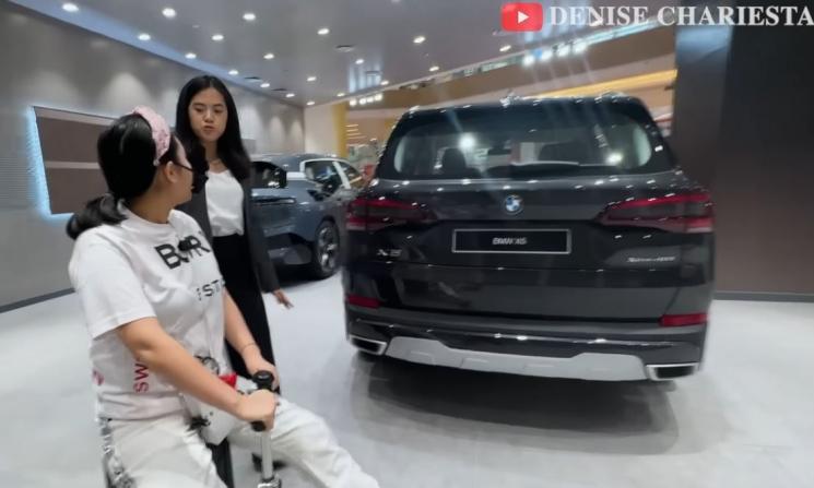 Denise Chariesta pengen beli mobil BMW X5 tapi nggak punya duit. (YouTube/ Denise Chariesta)
