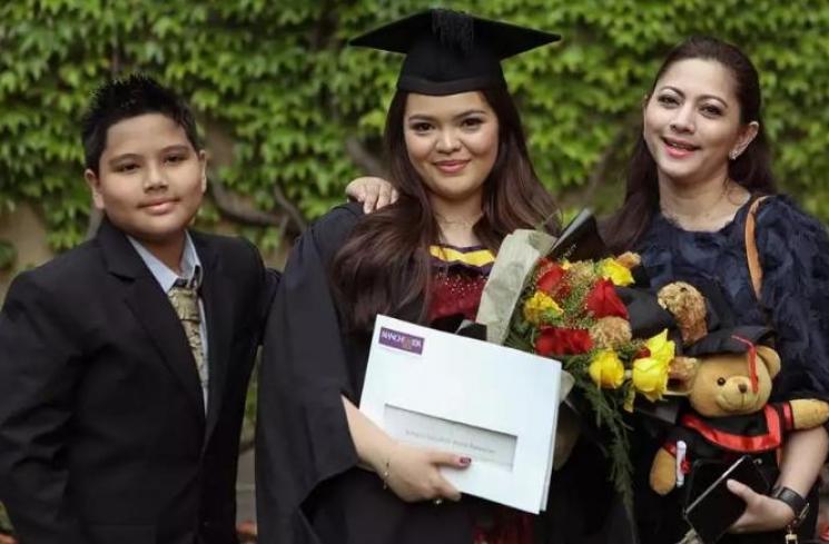 Gaya Seleb Dampingi Anak Wisuda di Luar Negeri. (Instagram/cutkeke_xavier)