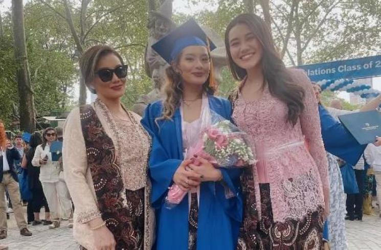 Gaya Seleb Dampingi Anak Wisuda di Luar Negeri. (Instagram/aaliyah)