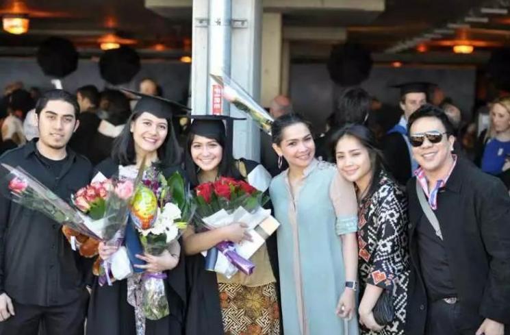 Gaya Seleb Dampingi Anak Wisuda di Luar Negeri. (Twitter/NagitaSlavinaFC)
