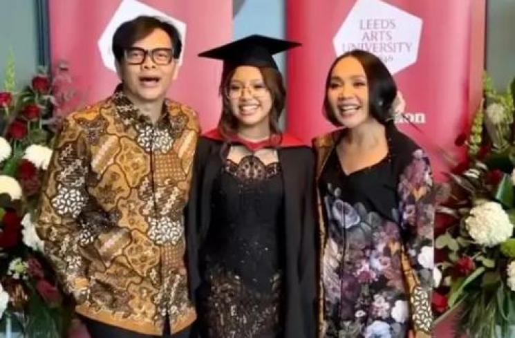 Gaya Seleb Dampingi Anak Wisuda di Luar Negeri. (Instagram/dewigita01)