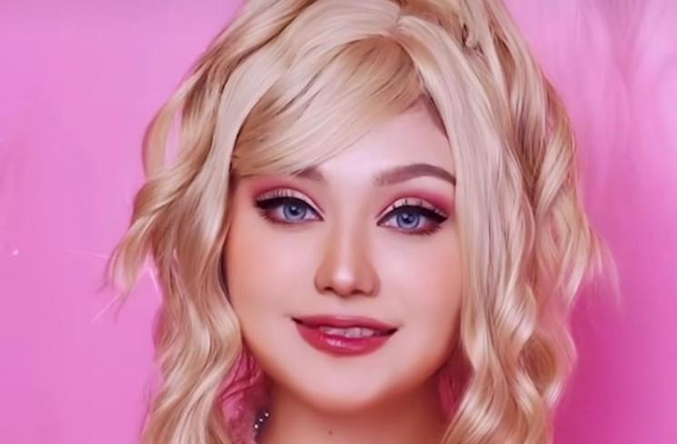 Potret Beauty Influencer Dandan Ala Barbie. (Instagram)