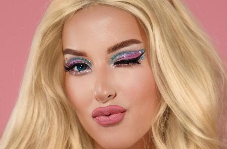 Potret Beauty Influencer Dandan Ala Barbie. (Instagram)