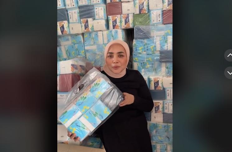 Potret Muzdalifah Jualan Sabun dan Tisu (TikTok/@muzdalifahnurahma)